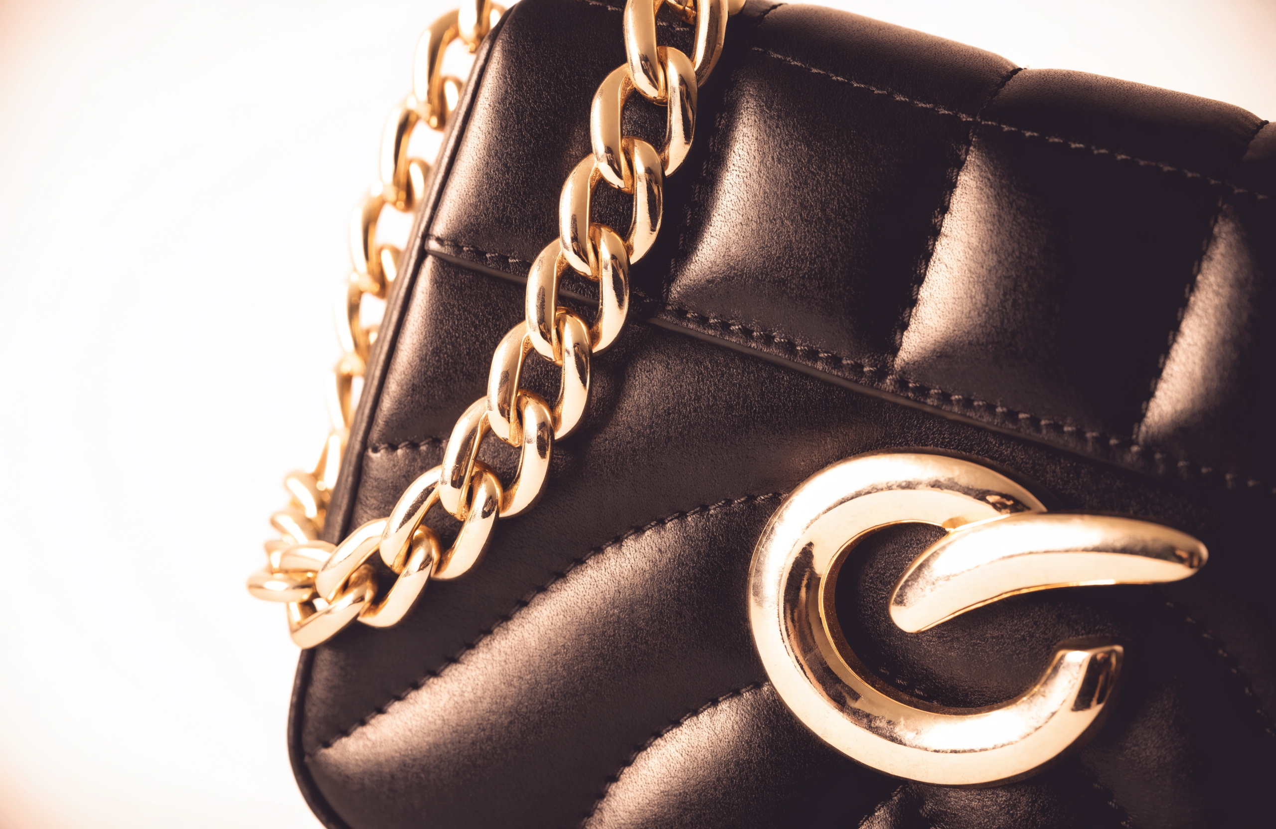 Detail van een zwarte gewatteerde Chanel-stijl tas