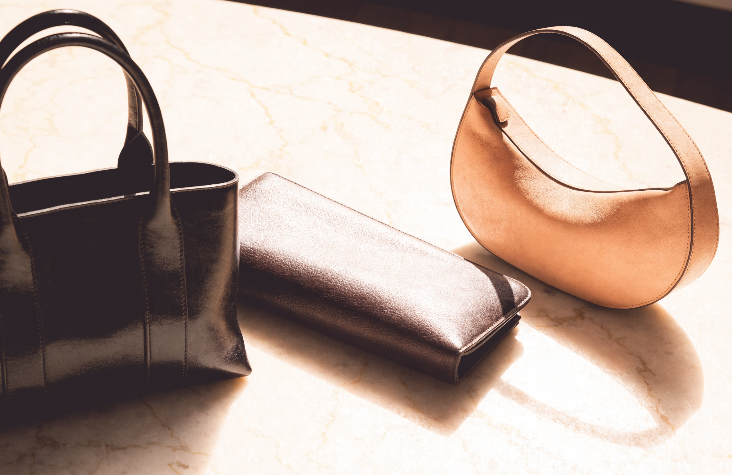 Luxe designer tassen op marmer