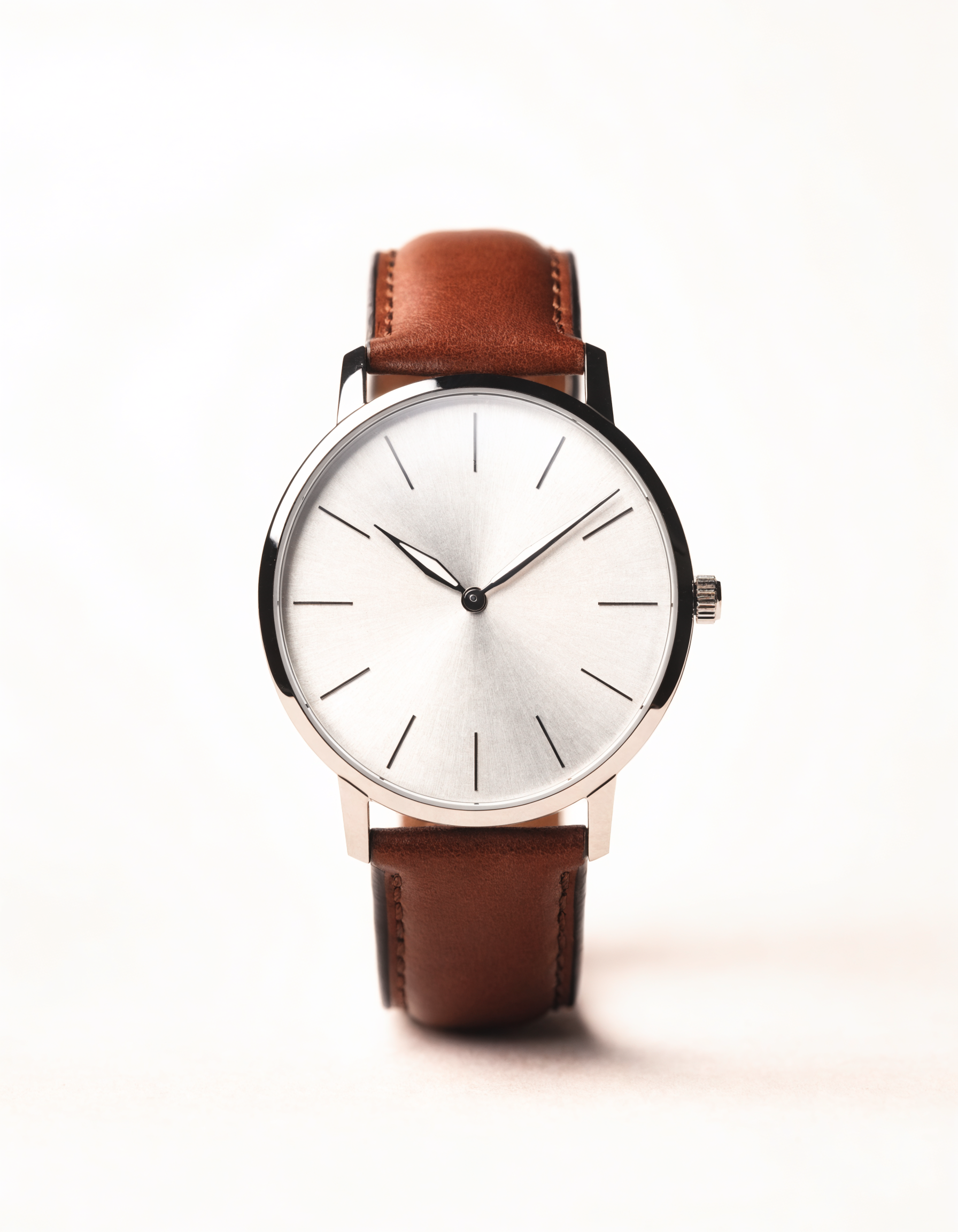 Stalen herenhorloge met zilverkleurige wijzerplaat