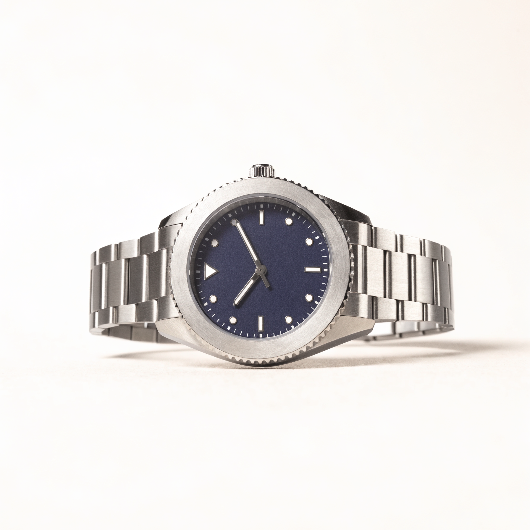 Stalen duikhorloge met blauwe wijzerplaat