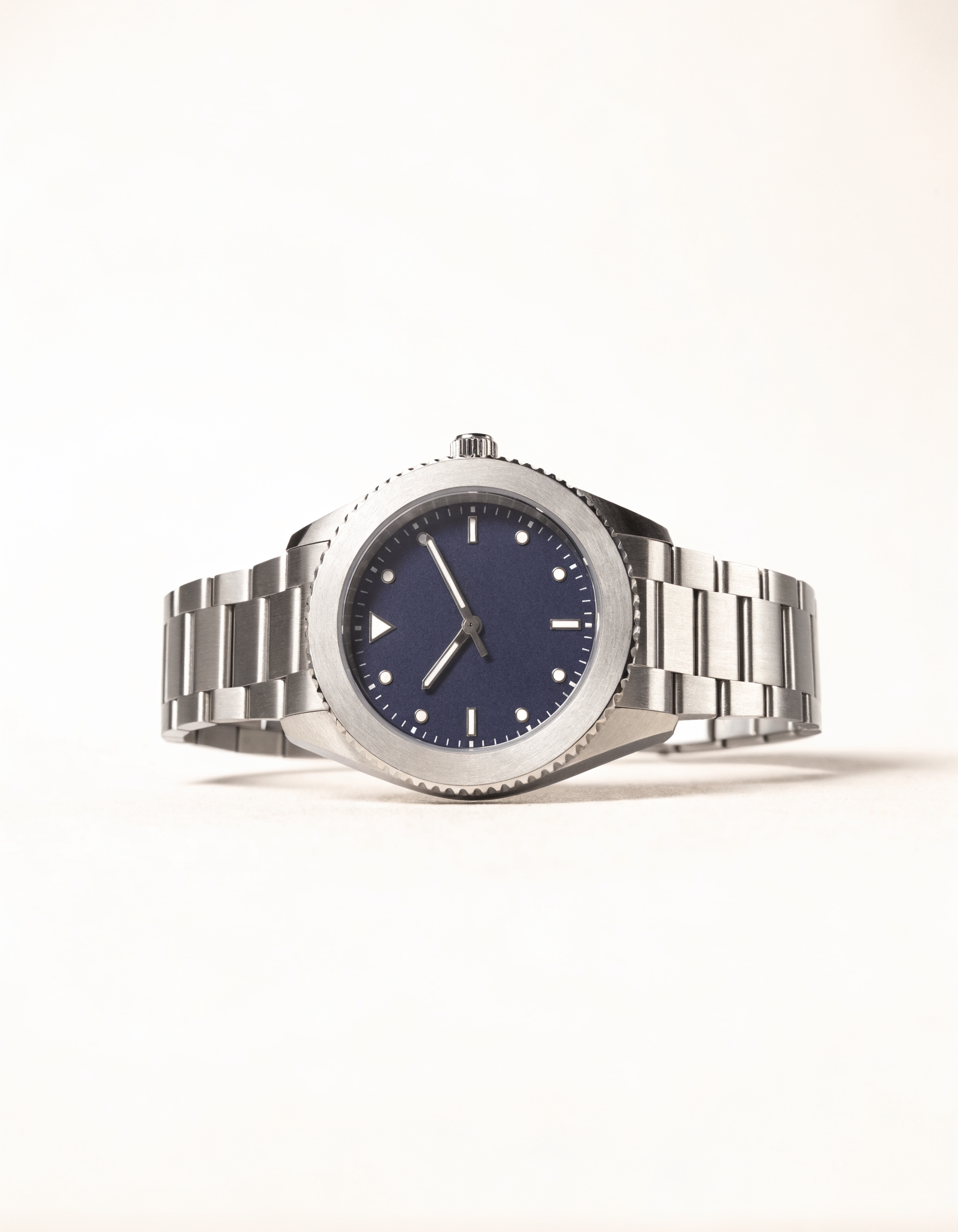 Stalen duikhorloge met blauwe wijzerplaat