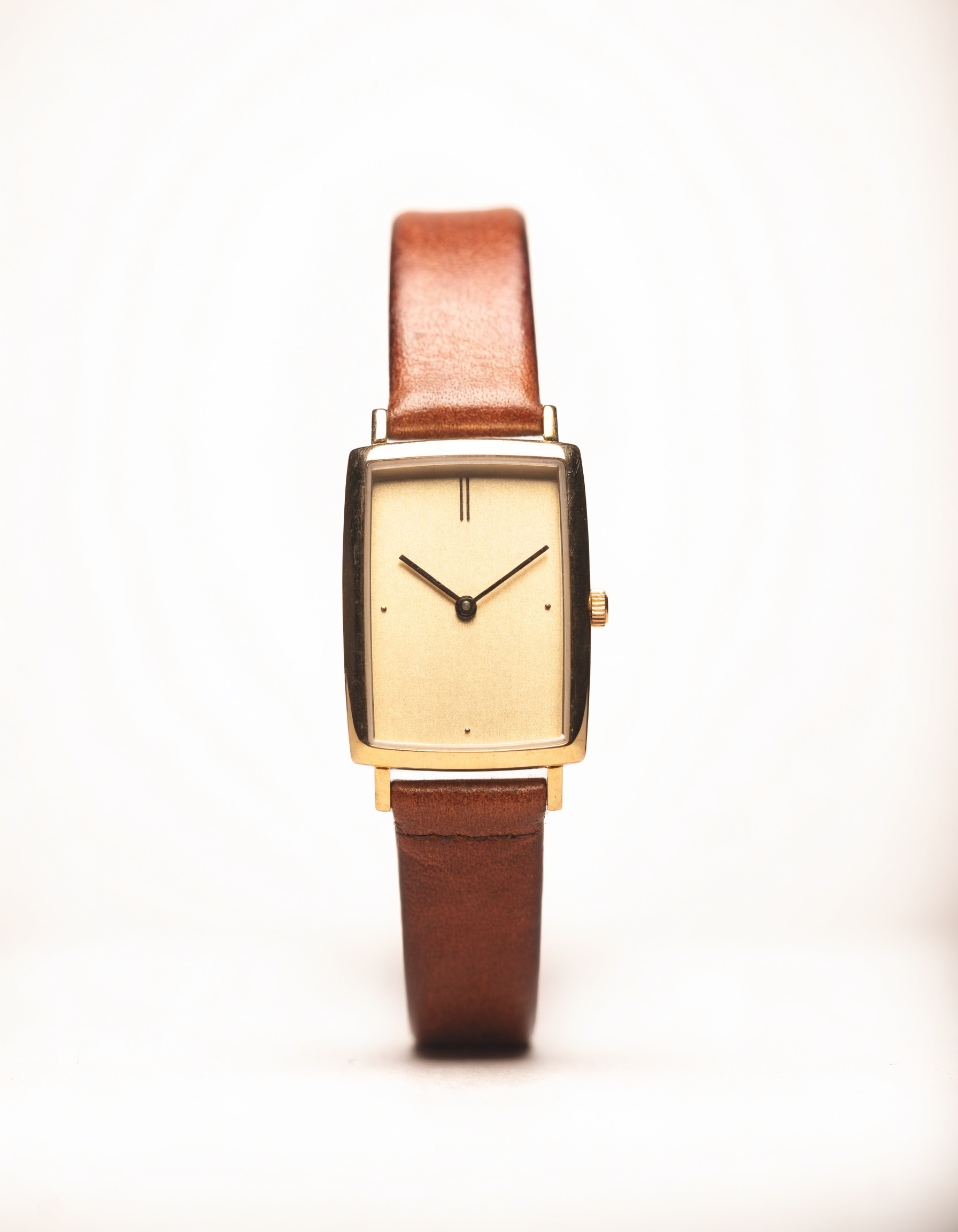 Vintage gouden horloge met rechthoekige kast