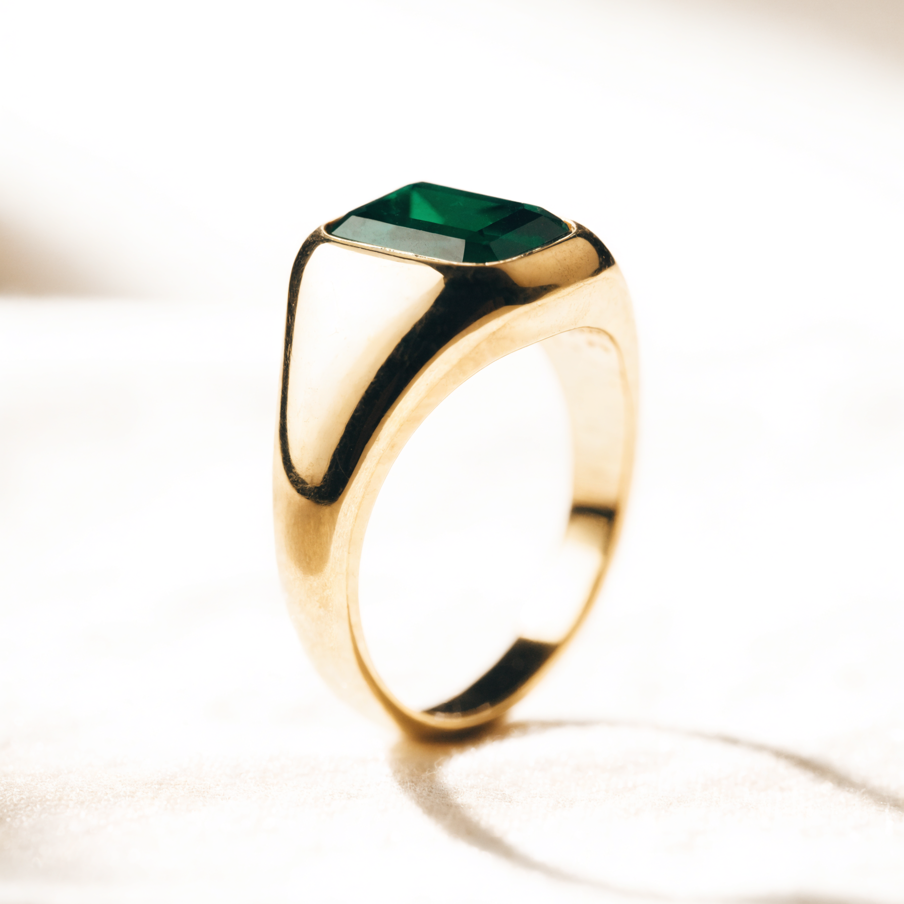 Gouden zegelring met smaragd