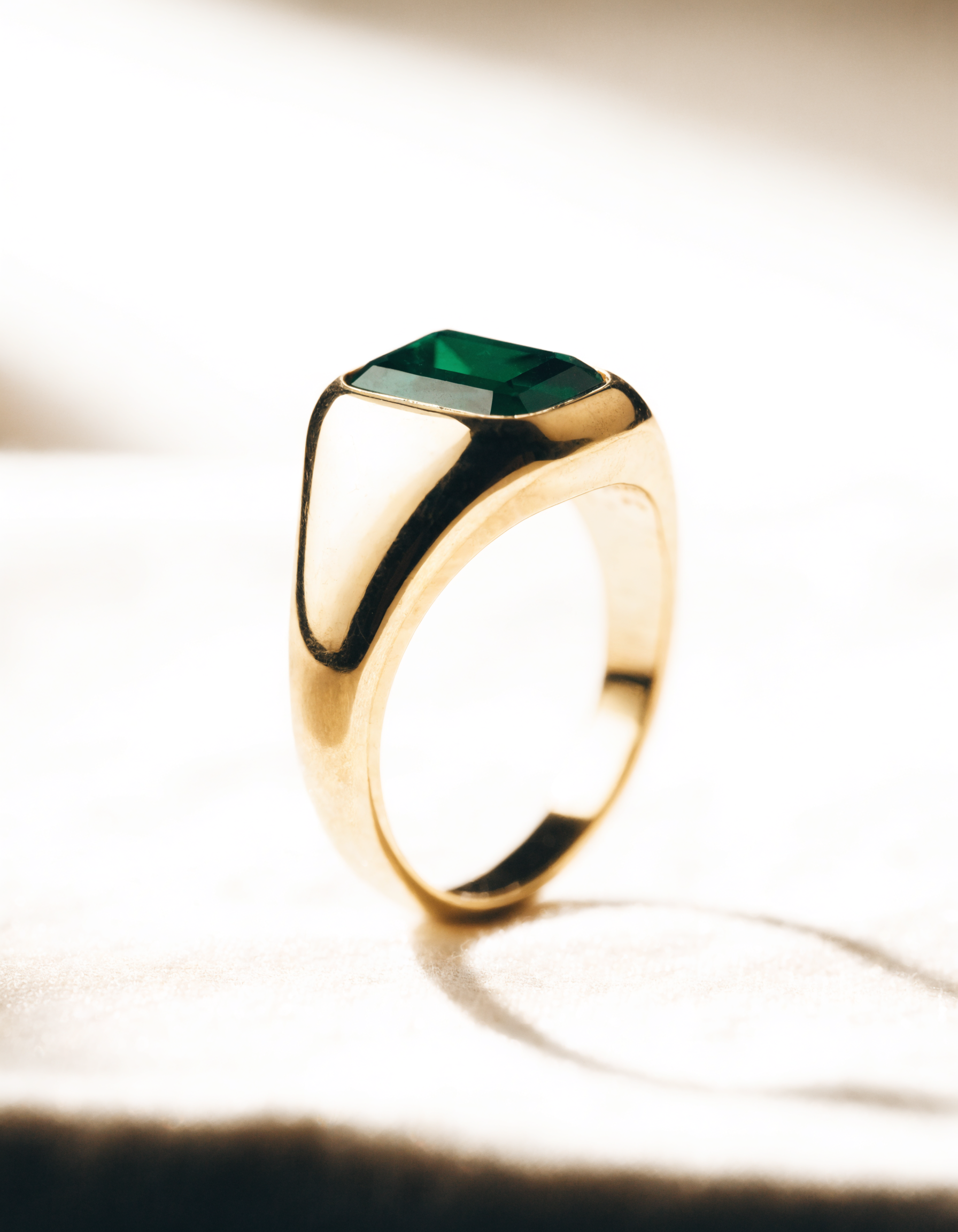 Gouden zegelring met smaragd