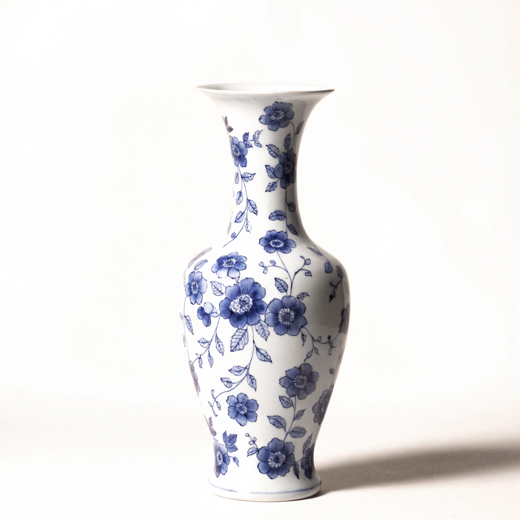 Antieke porseleinen vaas in blauw-wit