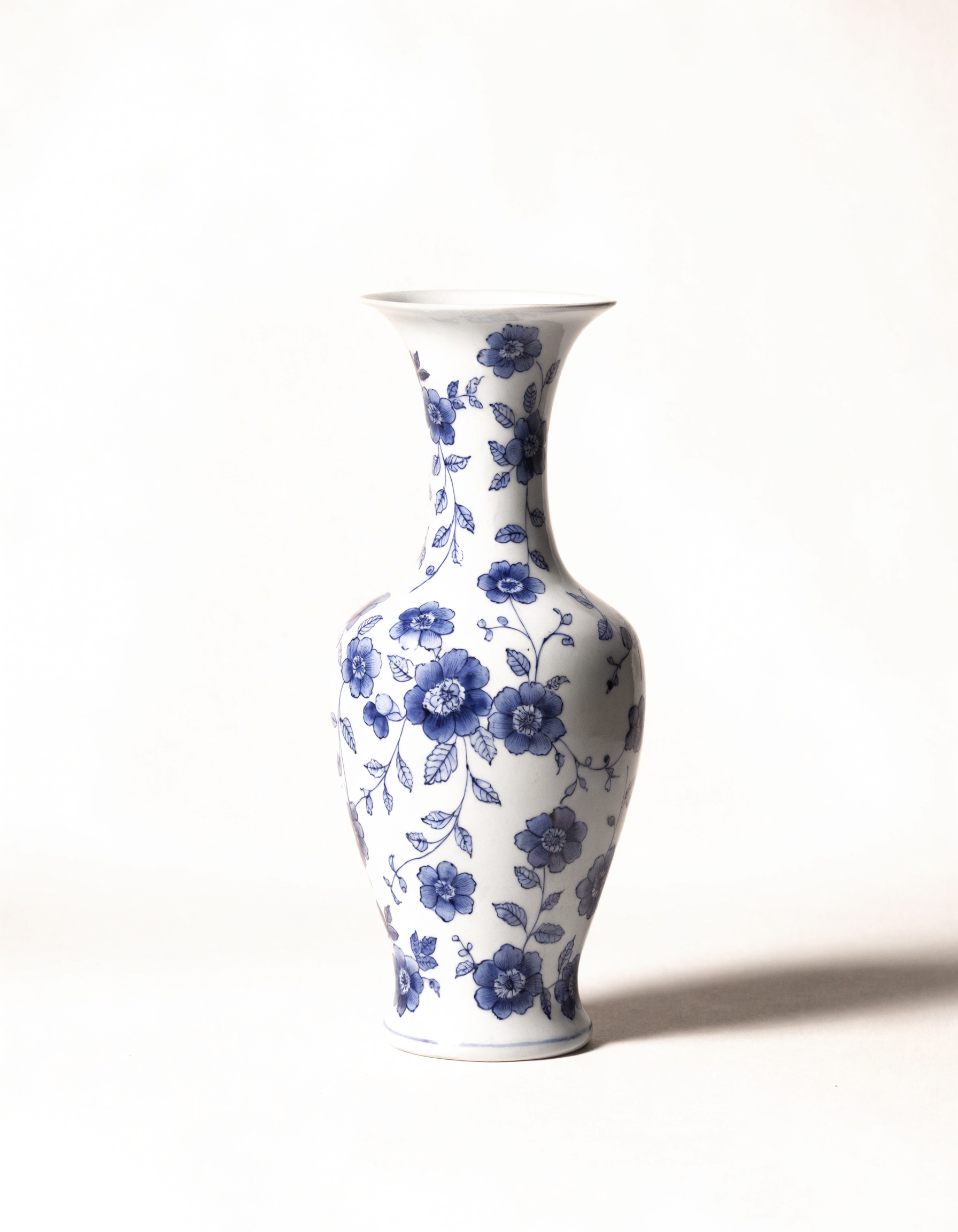 Antieke porseleinen vaas in blauw-wit