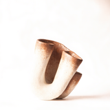 Keramisch kunstobject in creme en terracotta