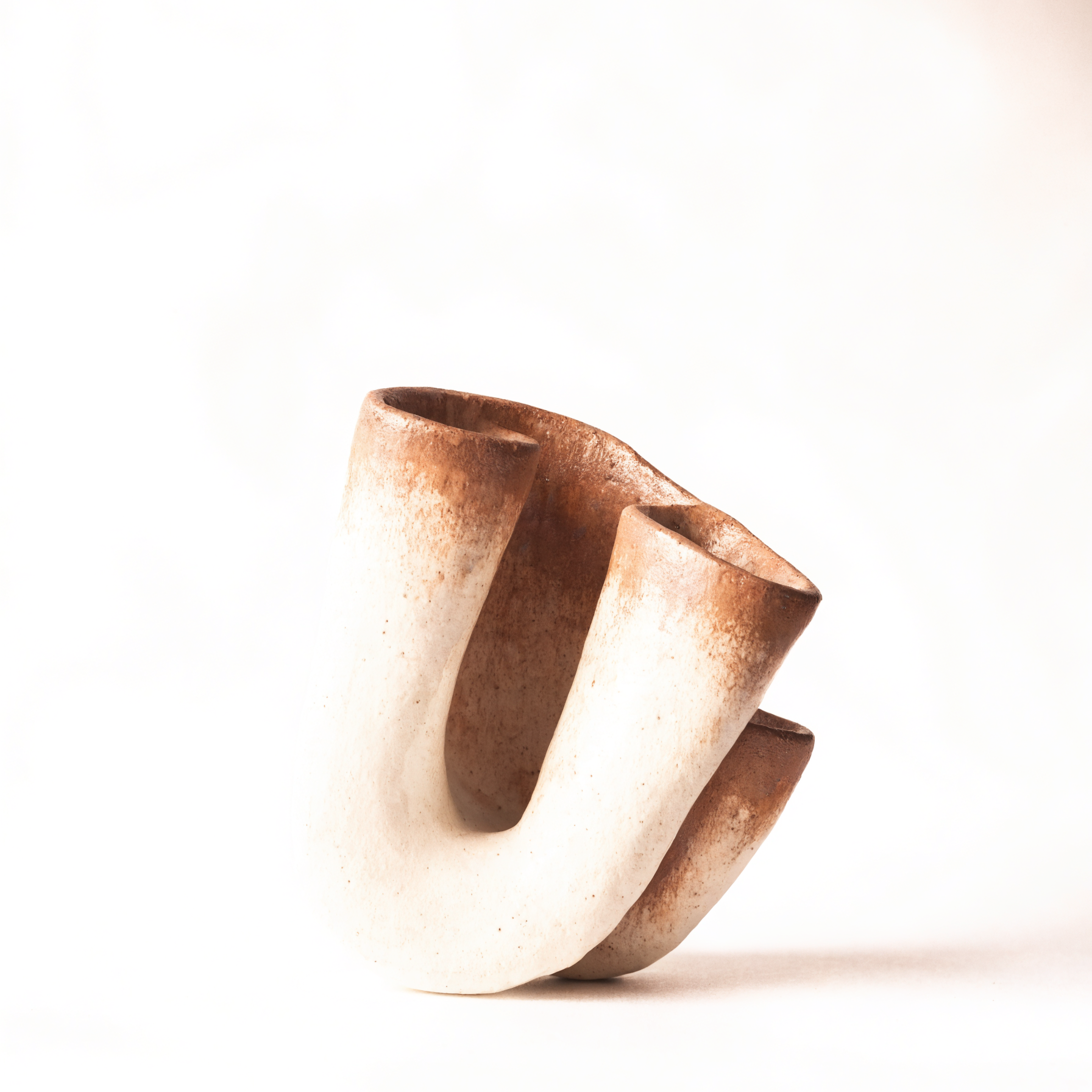 Keramisch kunstobject in creme en terracotta