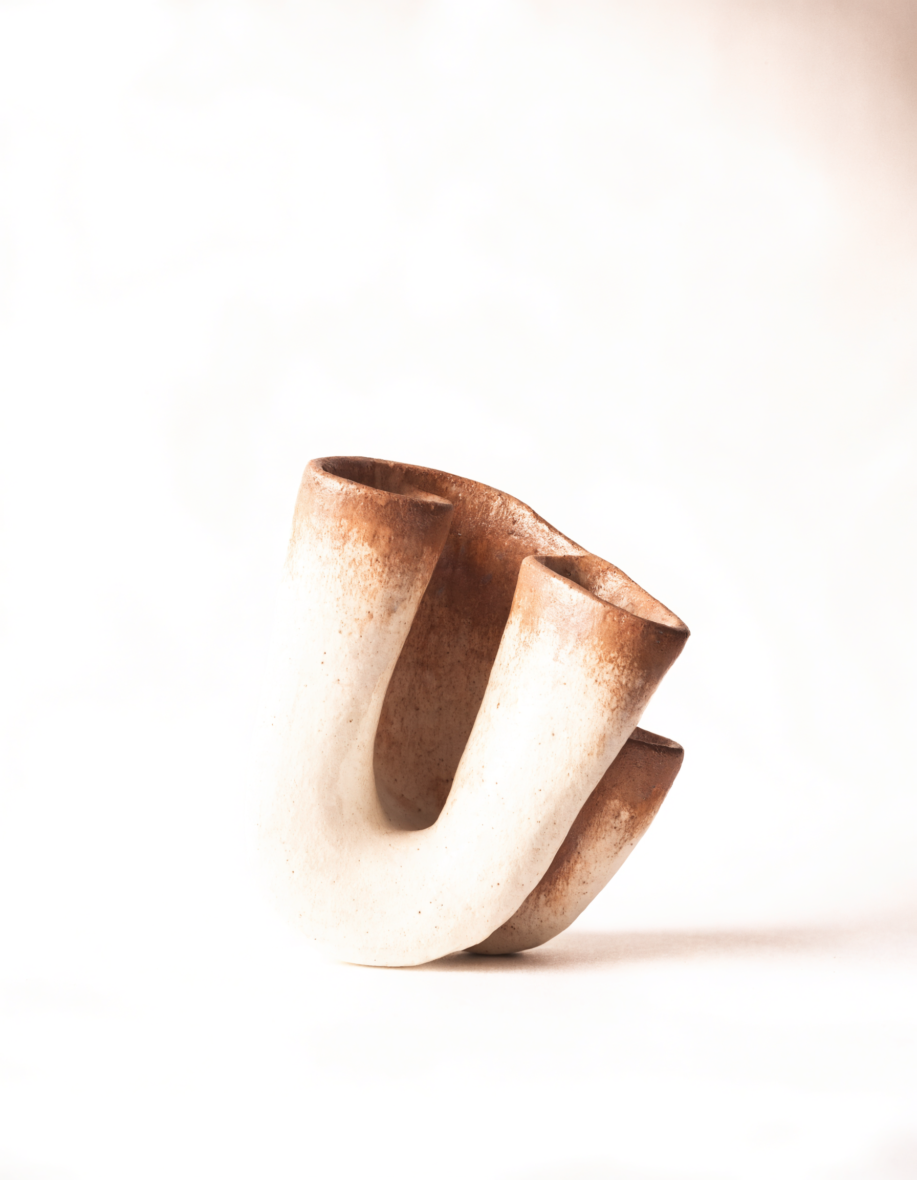 Keramisch kunstobject in creme en terracotta
